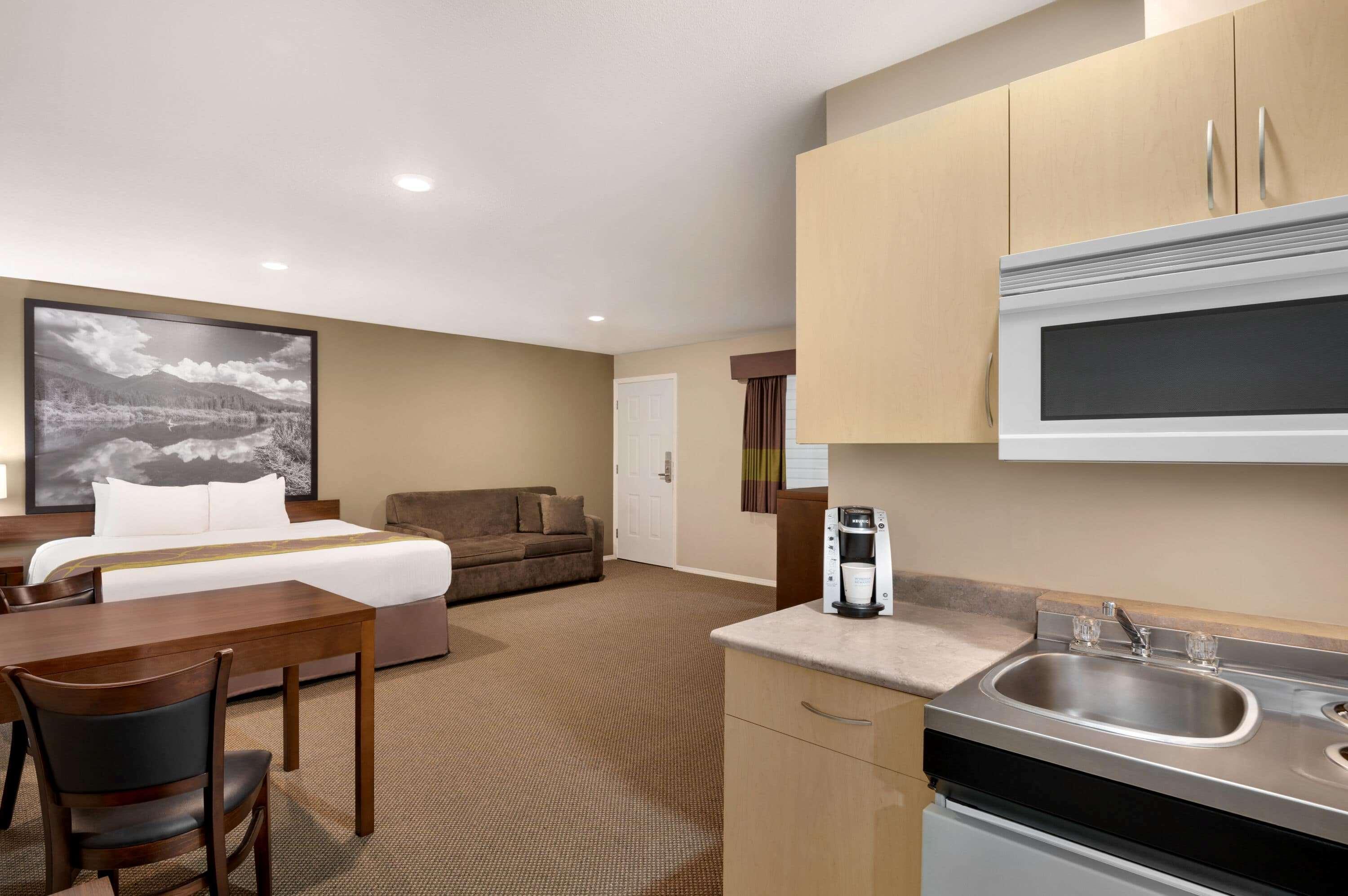 Super 8 By Wyndham Courtenay Bagian luar foto