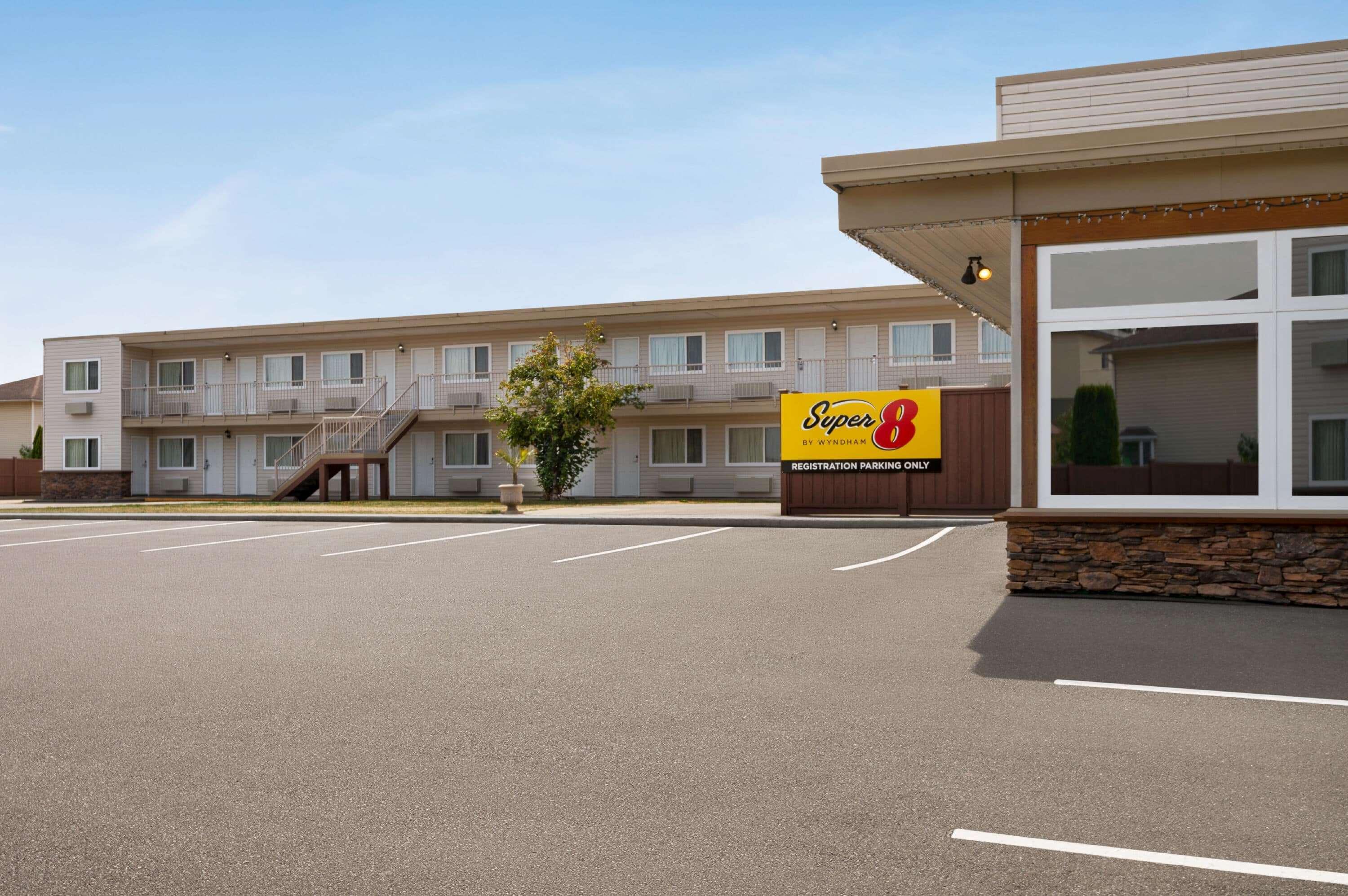 Super 8 By Wyndham Courtenay Bagian luar foto