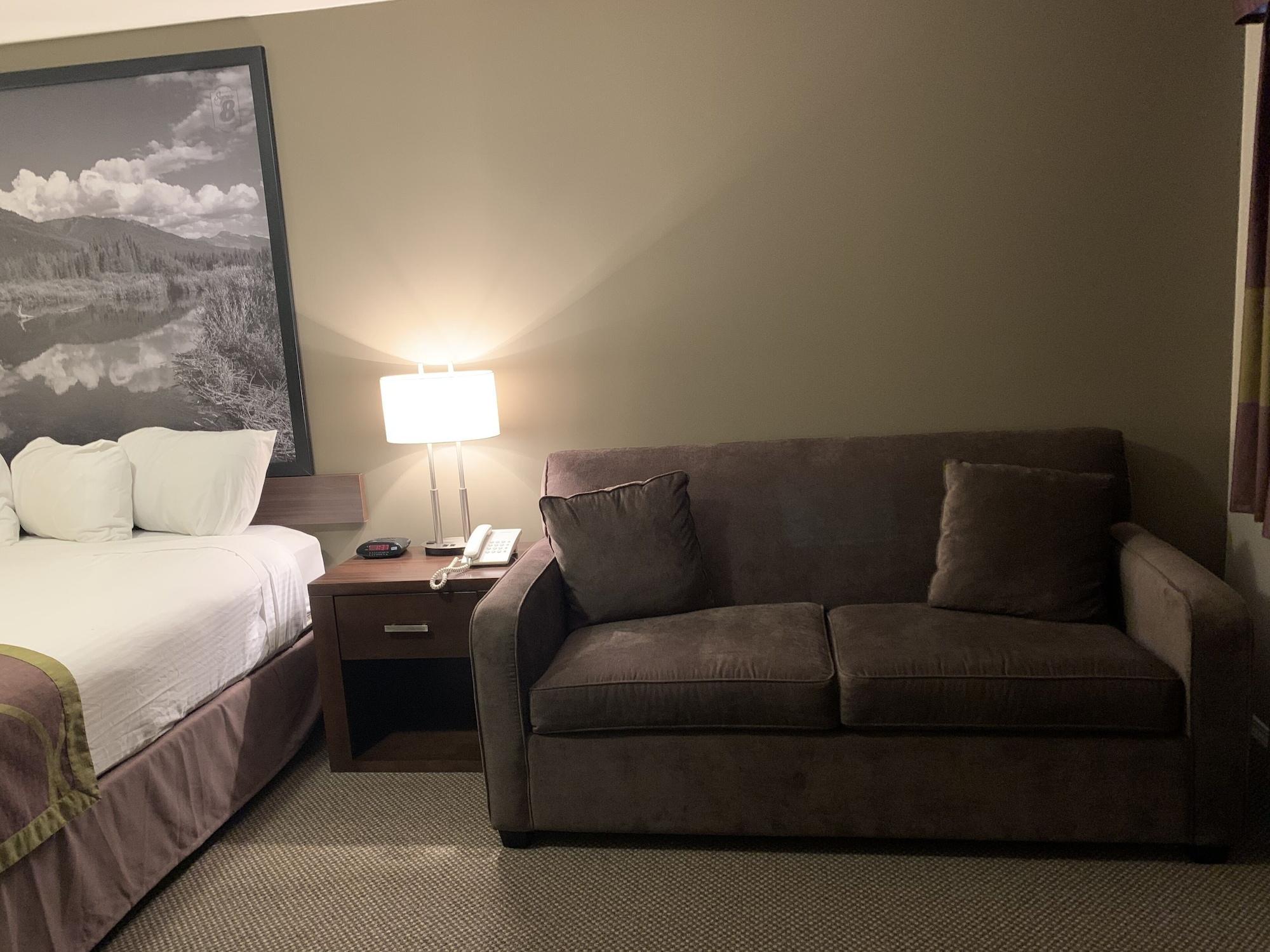 Super 8 By Wyndham Courtenay Bagian luar foto