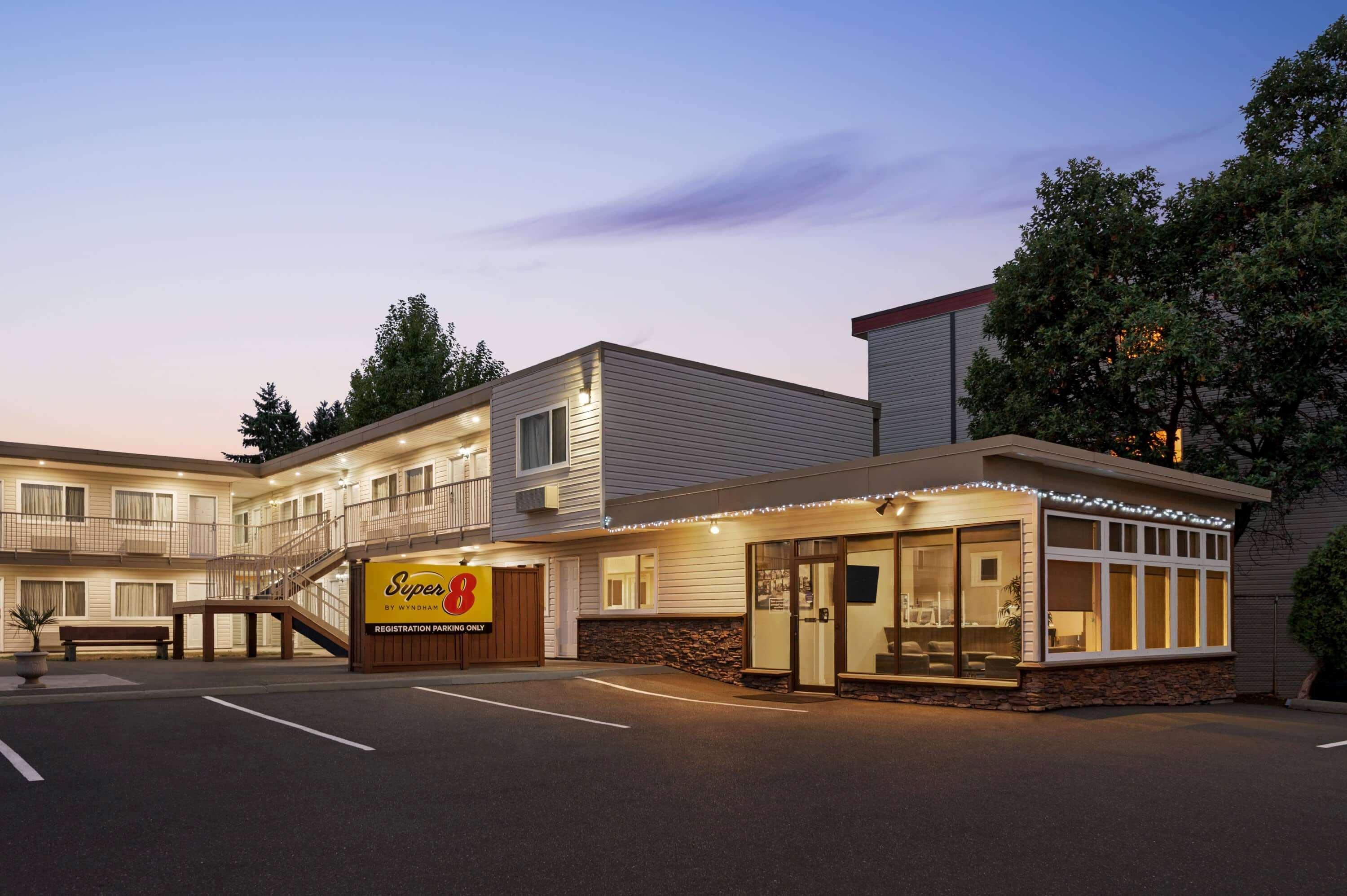 Super 8 By Wyndham Courtenay Bagian luar foto
