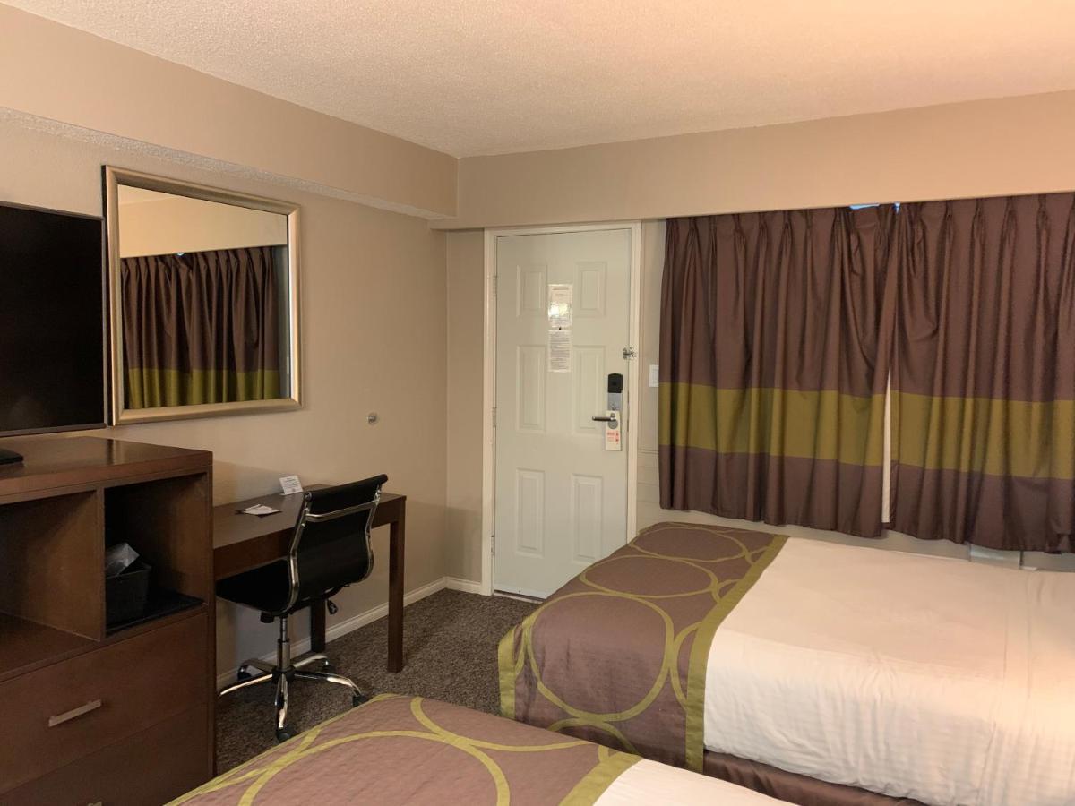 Super 8 By Wyndham Courtenay Bagian luar foto